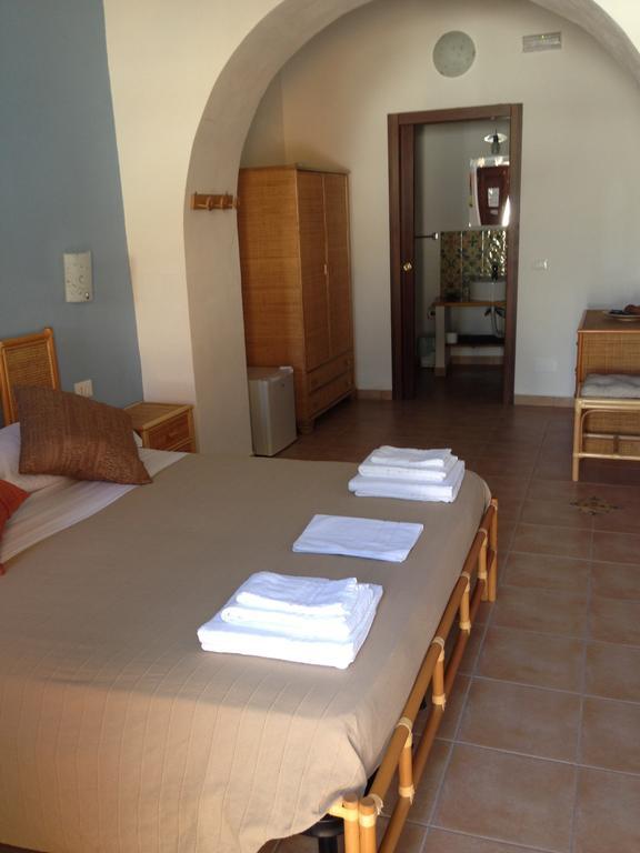 سانتا مارينا سالينا B&B La Goletta Di Salina الغرفة الصورة